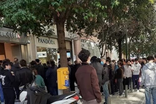 Tεράστιες ουρές στην Ερμού για ένα ρολόι... 250 ευρώ