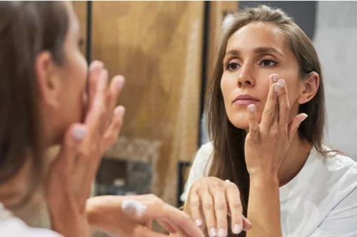 Ποιες είναι οι σωστές κινήσεις μασάζ στο πρόσωπο για τη μείωση των ρυτίδων;