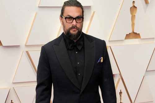 Ο Τζέισον Μομόα έγινε... αεροσυνοδός