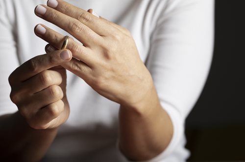 Πρόσφατη έρευνα δείχνει πως οι Έλληνες χωρίζουν, ενώ οι νεότερες γενιές δεν παντρεύονται