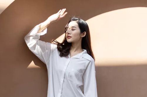 Γιατί είναι σημαντικό να φοράς αντηλιακό προσώπου όλο τον χρόνο (ακόμα και όταν έχει συννεφιά);