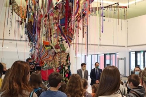 Μικροί Ουκρανοί πρόσφυγες ξεναγούνται στο ΕΜΣΤ