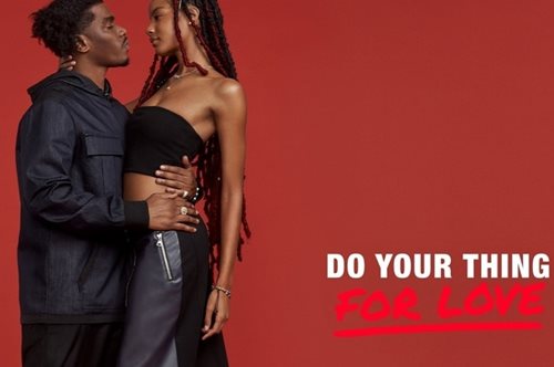 Η DKNY συνεχίζει την DO YOUR THING καμπάνια και μας υπενθυμίζει τις αληθινές αξίες της ζωής