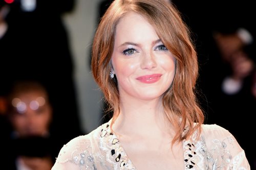 «Βληχή»: Η νέα ταινία του Γιώργου Λάνθιμου φέρνει την Έμα Στόουν (ξανά) στην Ελλάδα