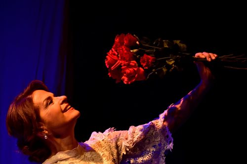 «Σαν ρόδο και σαν αίνιγμα»: μια παράσταση για τη φροντίδα των κακοποιημένων παιδιών