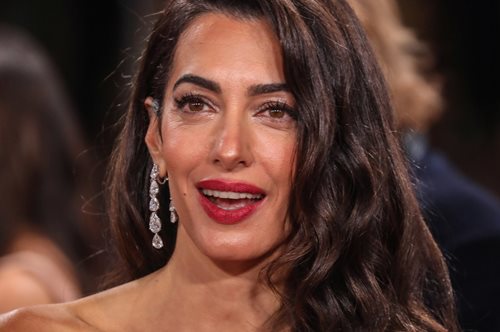 Aμάλ Κλούνει: Η σπάνια εμφάνιση με τη μητέρα της στα βραβεία του φιλανθρωπικού οργανισμού του πρίγκιπα Καρόλου