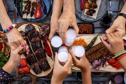 Ήλιος, θάλασσα, καλή παρέα και στη μέση του τραπεζιού ένα μπουκάλι Ούζο Πλωμαρίου