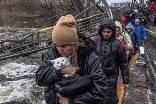 Ουκρανία: Μια μητέρα, η οποία έχασε τον μονάκριβο γιο της, θρηνεί για τους νεκρούς της Μαριούπολης που δεν έχουν κανέναν να τους κλάψει