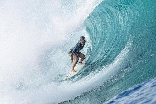 Η «ασυγκράτητη» Μπέθανι: σέρφερ μ' ένα χέρι