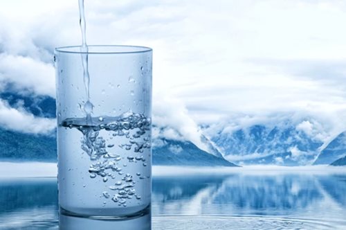 Μήπως μαζί με το νερό μας πίνουμε και… νιτρικά;