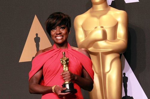 Βαϊόλα Ντέιβις: τα δύσκολα χρόνια, ο ρατσισμός, ο αλκοολικός πατέρας και το ταξίδι στα άστρα