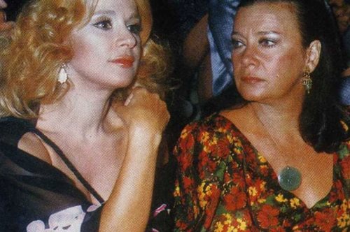 Η φωτογραφία που λίγοι έχουμε δει - Η Τζένη Καρέζη με super chic ολόσωμο μαγιό στην πλαζ