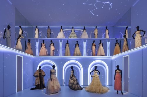 To Παρίσι αποκτά ένα νέο κόσμημα: Την ανανεωμένη θρυλική μπουτίκ του Οίκου Dior