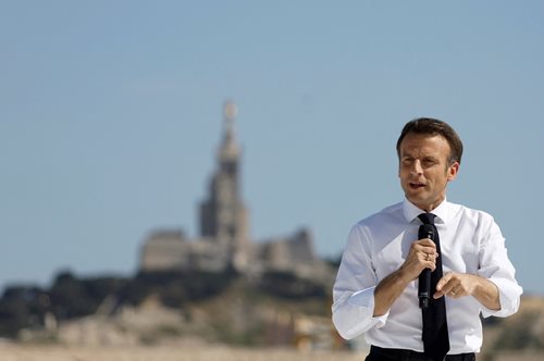 Γαλλικές εκλογές: ο Πρόεδρος Μακρόν ποζάρει με ανοιχτό πουκάμισο