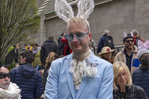 Το περίεργο πασχαλινό έθιμο της ΝΥ: μια πολύχρωμη παρέλαση με τρελά outfits και παράξενα καπέλα