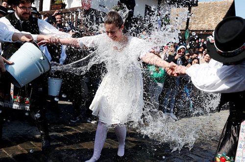 Έθιμο: Στην Ουγγαρία μπουγελώνουν τα κορίτσια το Πάσχα