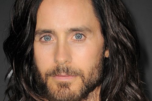 Γιαγιά προσεύχεται στον Τζάρεντ Λέτο πιστεύοντας ότι είναι ο Ιησούς