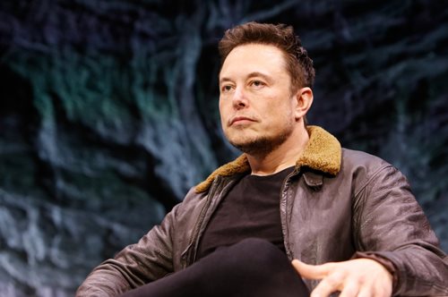 Ο Έλον Μασκ δεν έχει δικό του σπίτι και ζητάει φιλοξενία