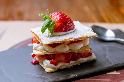 Πασχαλινά αβγά και τσουρέκια για… μεγάλα παιδιά στα ζαχαροπλαστεία της Αθήνας