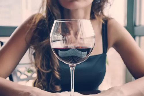 Τι να πιω έξω όταν κάνω δίαιτα; 7 συμβουλές για να μειώσεις τις θερμίδες