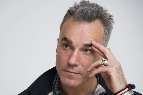 O Nτάνιελ Ντέι Λούις γίνεται 65 ετών, ζει στην Ιρλανδία και ασχολείται με την ξυλουργική