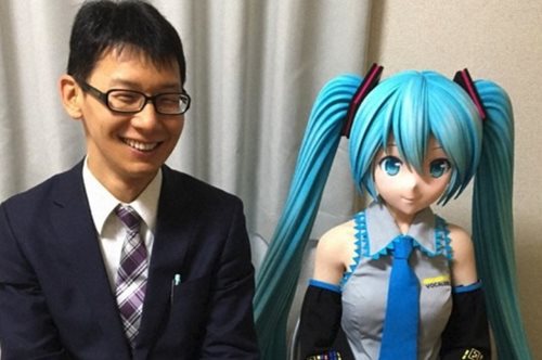 O Ιάπωνας και ερωτεύτηκε και «παντρεύτηκε» ολόγραμμα