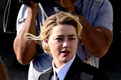Amber Heard | Ξέχασε την κάμερα στην αίθουσα του δικαστηρίου και έδειξε τα πραγματικά της συναισθήμα