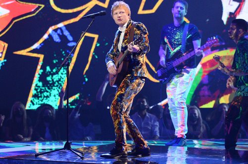 Ο Ed Sheeran θα τραγουδήσει έξω από το Παλάτι του Μπάκιγχαμ για χάρη της βασίλισσας Ελισάβετ