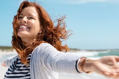 Περιποίηση μαλλιών στα 50+: Πώς αλλάζουν οι ανάγκες τους και τι χρειάζεται να κάνεις για να είναι λαμπερά και υγιή