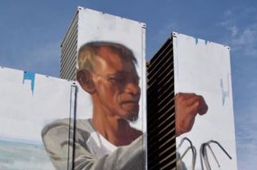 Μια εντυπωσιακή τοιχογραφία από τον καλλιτέχνη της street art Emmanuel Jarus εγκαινιάζει το 