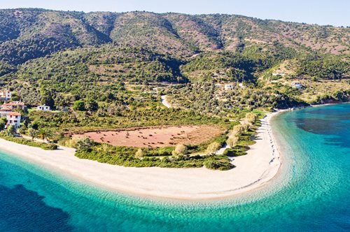 Ποιούς ελληνικούς προορισμούς εκθειάζει η Guardian;