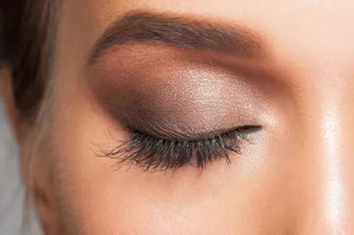 Δεν θα πιστεύεις πόσο κολακευτικό είναι αυτό το χρώμα μάσκαρα στα μάτια σου