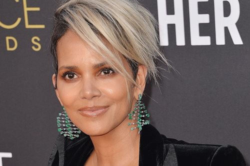 Xάλι Μπέρι: Πιο σέξι από ποτέ με μια ολόσωμη φόρμα- αριστούργημα