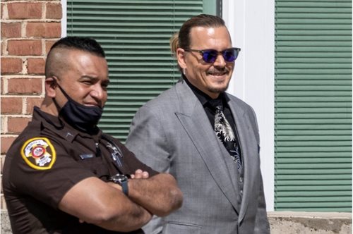 Ο Τζόνι Ντεπ δεν μπορεί να συγκρατήσει τα γέλια του κατά τη διάρκεια της δίκης (βίντεο)