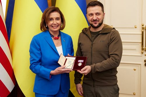 Η Νάνσι Πελόζι συναντά τον Ζελένσκι στο Κίεβο