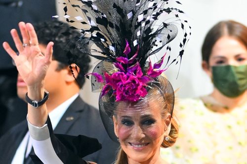 H Σάρα Τζέσικα Πάρκερ τίμησε την πρώτη μαύρη γυναίκα σχεδιάστρια μόδας