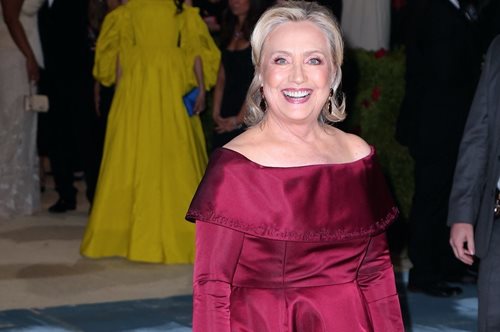 Met Gala 2022: Το φόρεμα της Χίλαρι Κλίντον με τα ονόματα γυναικών τις αμερικανικής ιστορίας