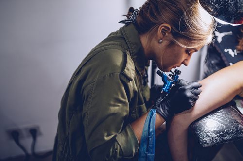 Οι Ουκρανοί κάνουν τατουάζ για τον πόλεμο, για να θυμούνται για πάντα τι περνούν