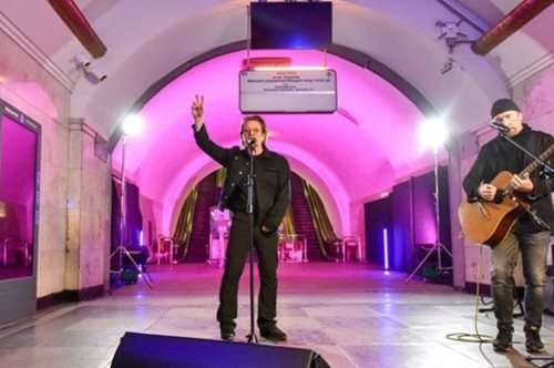 Συναυλία- έκπληξη: Ο Μπόνο τραγούδησε στο μετρό της Ουκρανίας