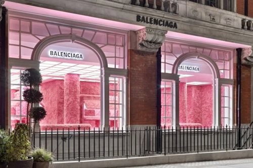 Ο οίκος Balenciaga έντυσε με ροζ faux γούνα τη μπουτίκ του στο Λονδίνο και έχει λόγο που το έκανε