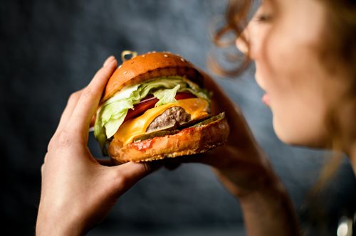 Ξέρεις πώς γεννήθηκε το  hamburger;