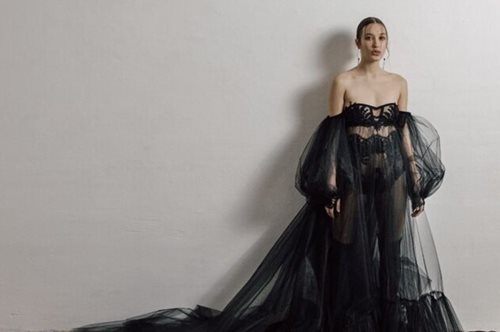 Η νέα τάση θέλει τις νύφες να επιλέγουν μαύρο νυφικό και ο λόγος αυτός τους ανήκει