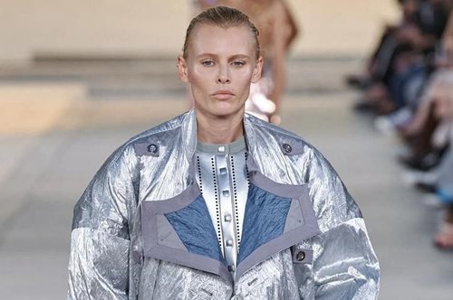 Lauren Wasser: Το μοντέλο με τα μηχανικά πόδια, που περπάτησε στο show του Louis Vuitton