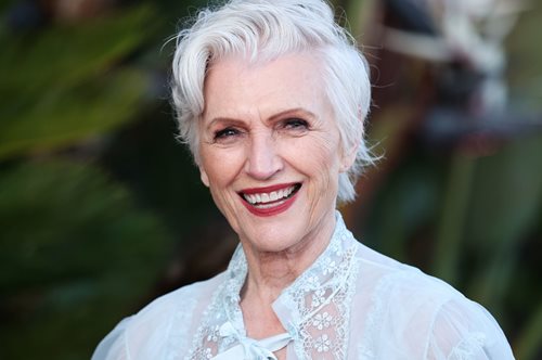 Μάγιε Μασκ: H μητέρα του Έλον Μασκ ποζάρει με μαγιό στα 74 για το εξώφυλλο του Sports Illustrated