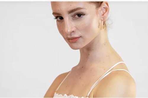 Dance In My American Eagle: H Έλλη Τσιτσιπά διηγείται την ιστορία της με τα αγαπημένα της fashion items