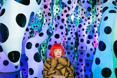 O oίκος Louis Vuitton και η συνεργασία του με την υπέροχα εκκεντρική καλλιτέχνιδα Yayoi Kusama