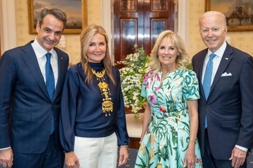 Ποια είναι η Ελληνο-ιταλίδα σχεδιάστρια που δημιούργησε το κολιέ της Μαρέβας Μητσοτάκη;