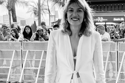 H Βίκυ Καγιά στις Κάννες με σέξι λευκό κοστούμι