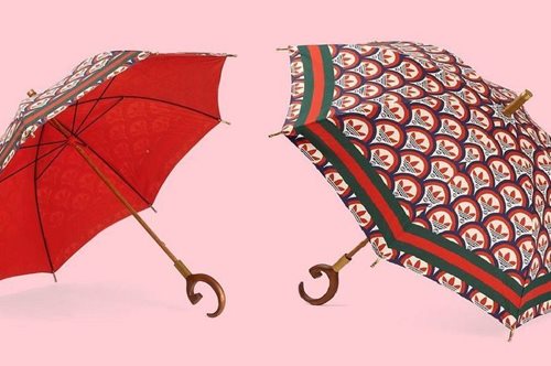 Gucci x Adidas: Η ομπρέλα που διχάζει: κοστίζει 1.329 στερλίνες και δεν προστατεύει από τη βροχή