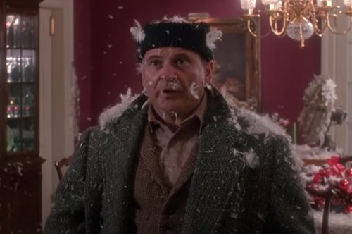 Home Alone: Ο Τζο Πέσι θυμάται ακόμα τα σοβαρά εγκαύματα στο κεφάλι από τα γυρίσματα της χριστουγεννιάτικης κωμωδίας